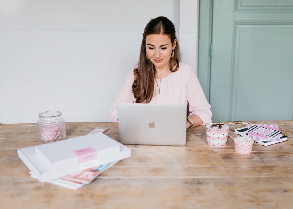 Een foto van Berdien die achter de latop zit te werken, thuis. Berdien heeft de ziekte van Lyme