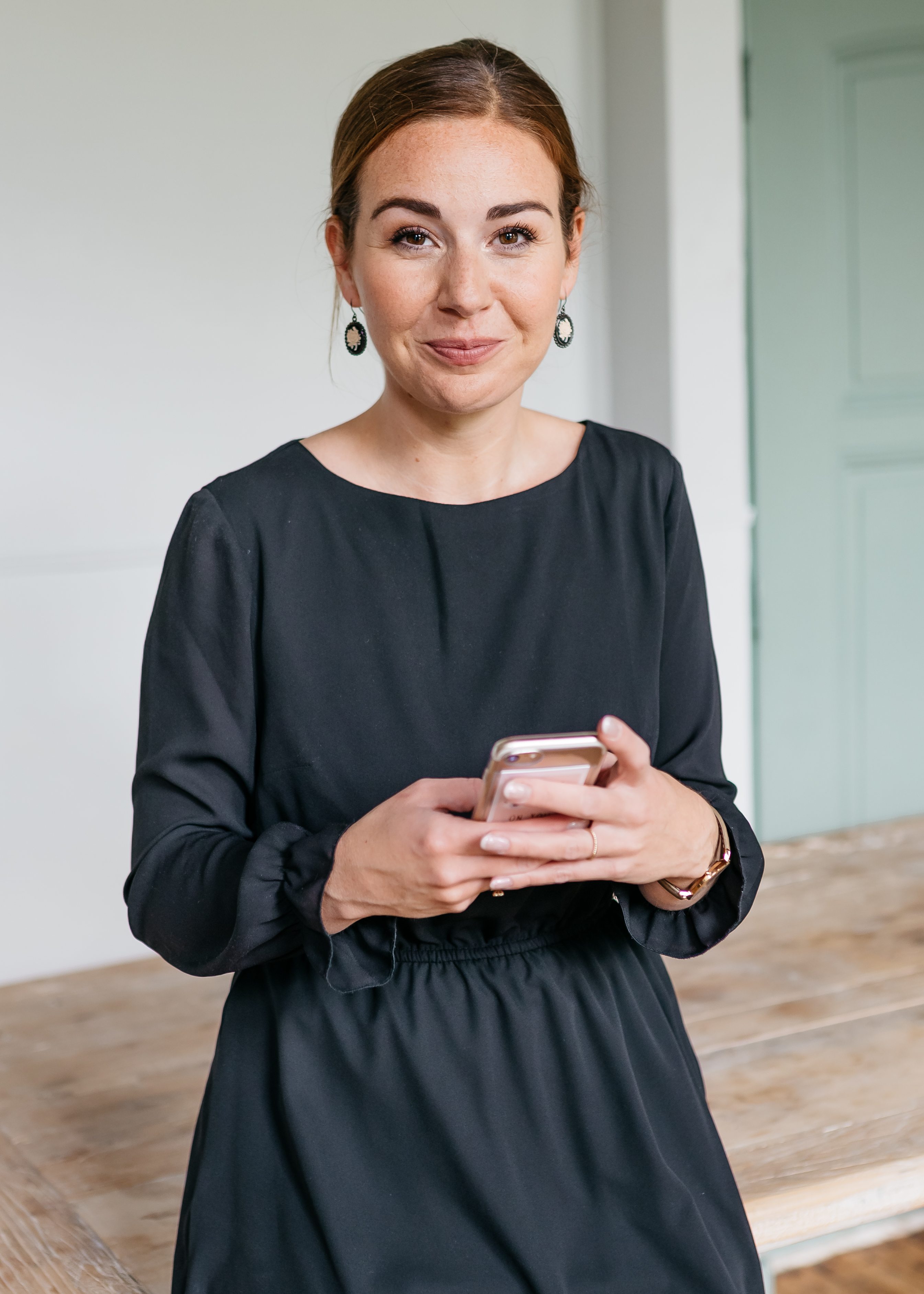 Een foto van Berdien met haar telefoon in de hand. Ondanks de ziekte van Lyme is ze ondernemer