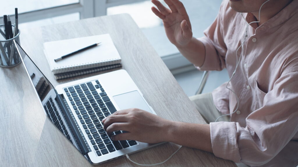 Meisje achter computer die iets invuld