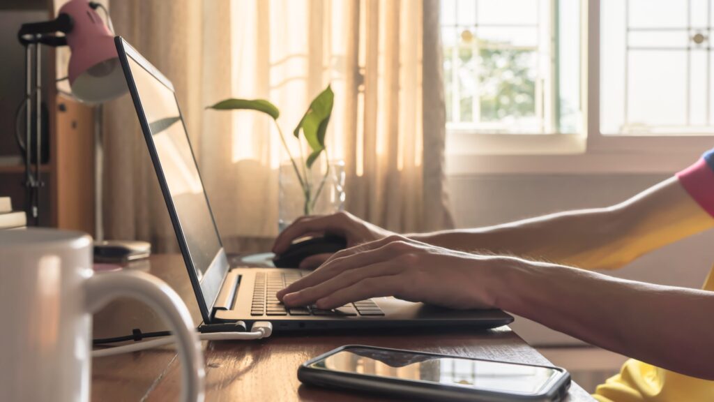 Iemand typt achter een computer
