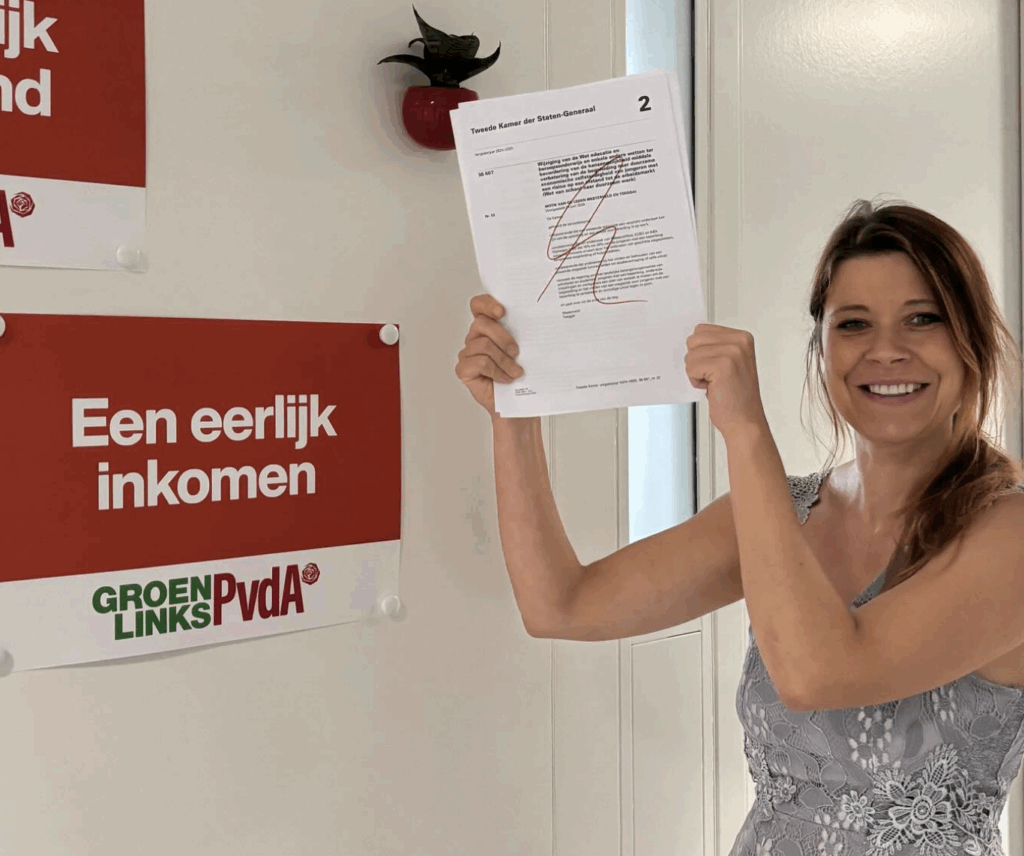 Lisa Westerveld houdt de motie vast die is goedgekeurd