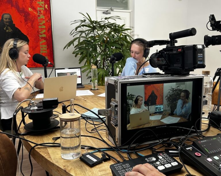 Zita en Mirre in gesprek tijdens de podcast