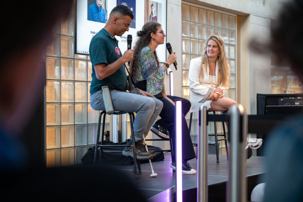 Afbeelding van JongPIT'ers op het podium aan het woord tijdens het Jubileum.