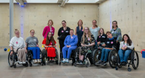 Afbeelding van JongPIT'ers en crewleden in het Museum Beelden aan Zee in Scheveningen tijdens het vijf-jarig JongPIT jubileum.