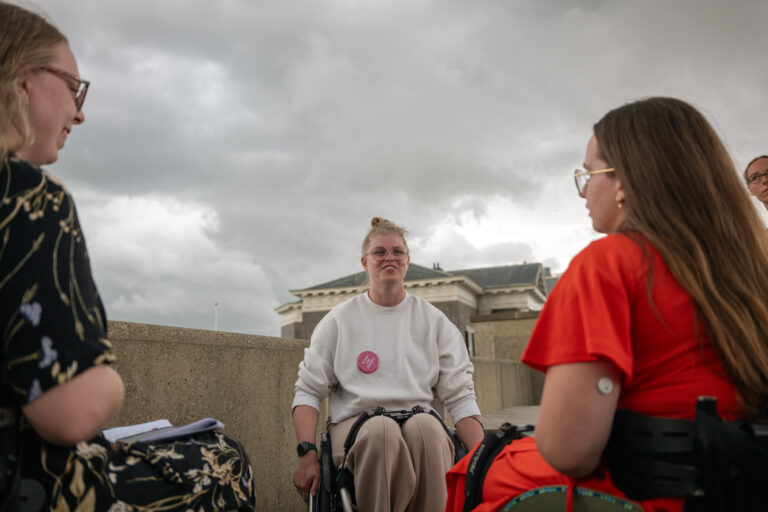 Drie JongPIT'ers in een kring.