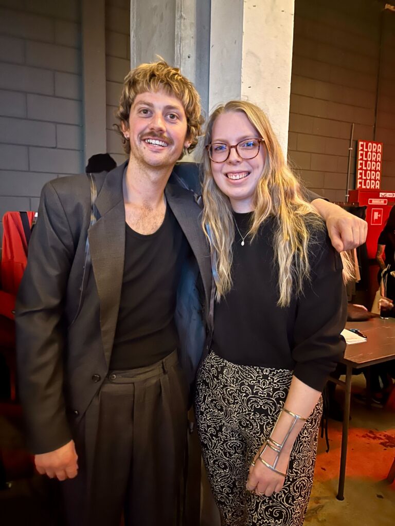 Foto van Lisa met een bandlid van Son Mieux