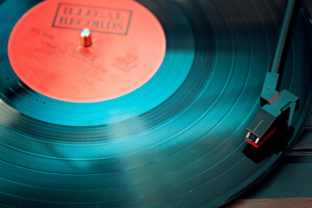 Foto van een LP die (hopelijk) hoopvolle muziek speelt