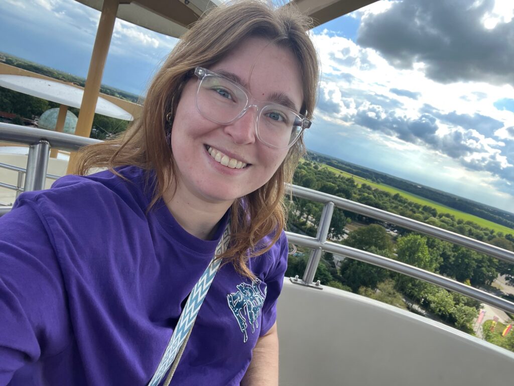 Foto van Sidy in een reuzenrad. In dit artikel vertelt ze iets over zichzelf en haar ervaring bij JongṔIT