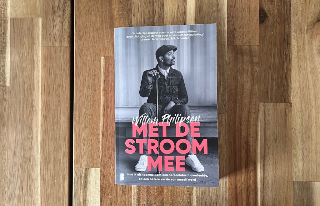 Foto van het boek "met de stroom mee". Willem Philipsen kreeg in 2007 een herseninfarct