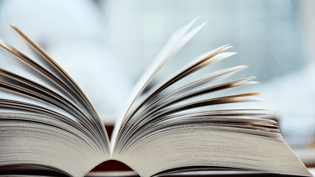 Boek op de tafel met een blauwe achtergrond