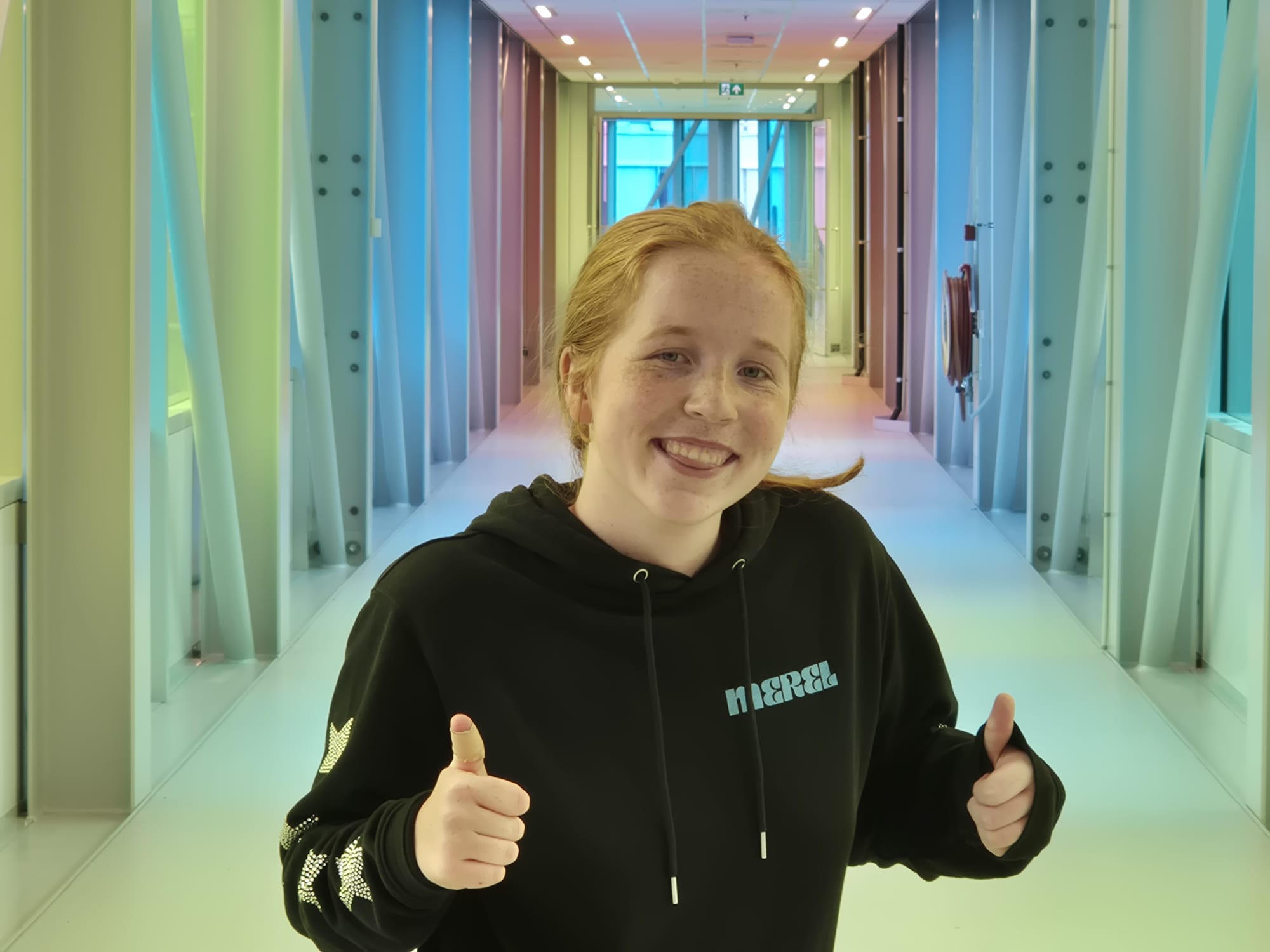 JongPIT'er Merel lachend met 2 duimen omhoog.