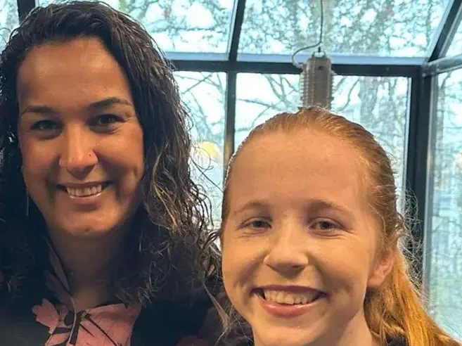 Merel&Merel lachend op een foto