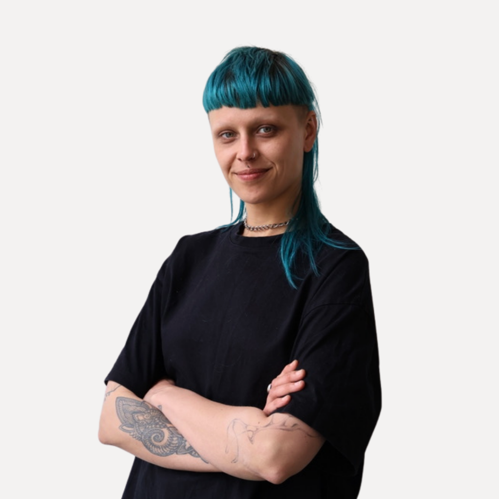 Een lachende Lian met diens handen over elkaar kijkend naar de camer