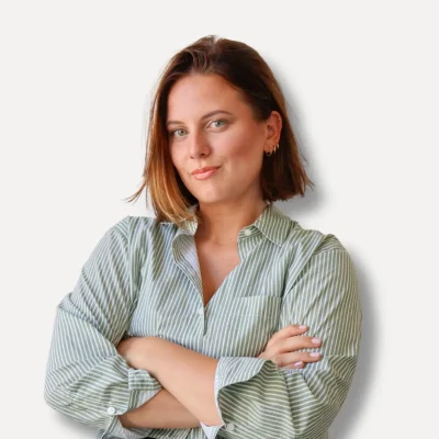 Een lachende Sanne die naar de camera kijkt