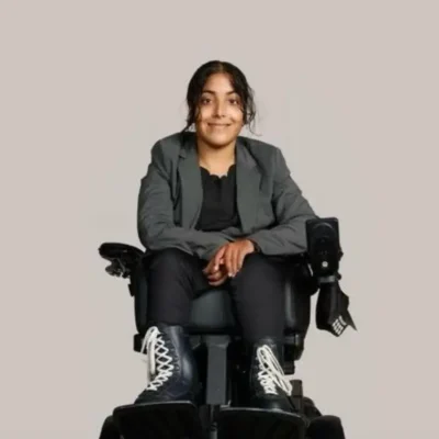 Een lachende Dalishia die naar de camera kijkt